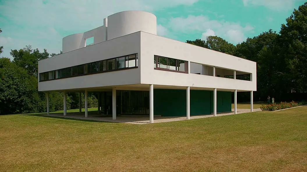 Casa de arquitetura moderna com linhas retas predominantes e estrutura em cor branca