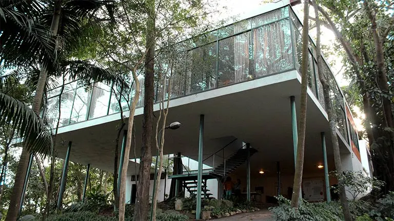 Fachada da casa de vidro com arquitetura moderna