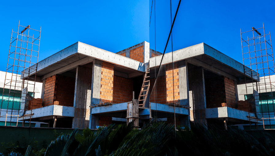 Obra de residência de alto padrão, na fase de construção, em Balneário Camboriú, Praia do Estaleiro, Santa Catarina.