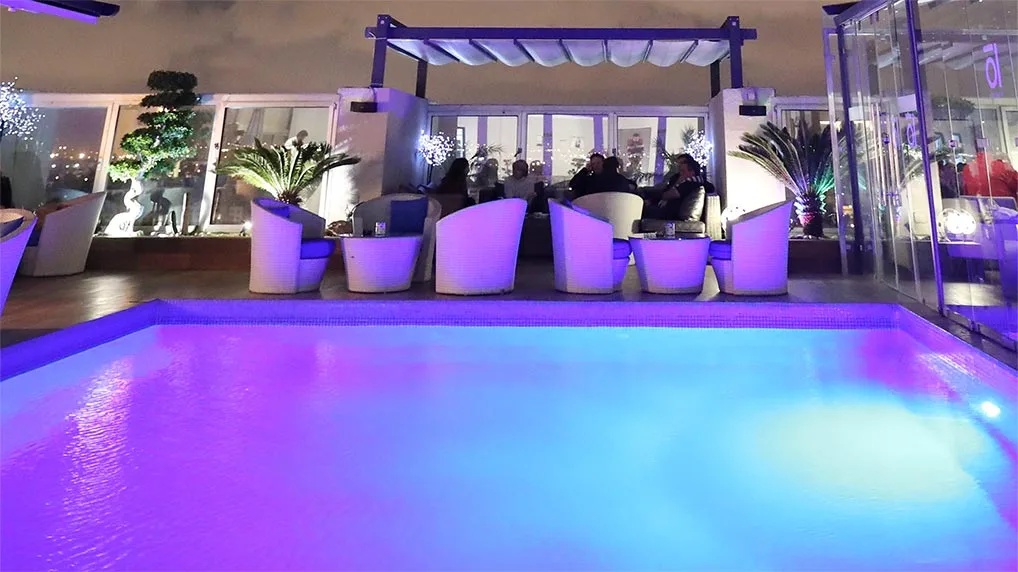 Imagem de piscina colorida obtida a partir de luzes roxas e azuis 